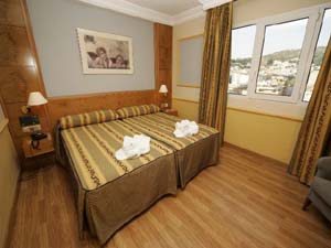 Basic twin with private facilities (bath)